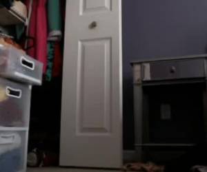 Webcam tiener neukt haar anus met wat ze voor handen heeft