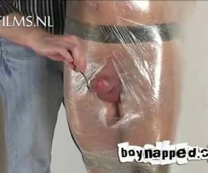 Jongen wordt vastgebonden met tape in folie gewikkeld